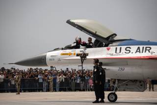 Cientos de peruanos visitan festival aéreo para ver demostración de aviones F-16 de EEUU