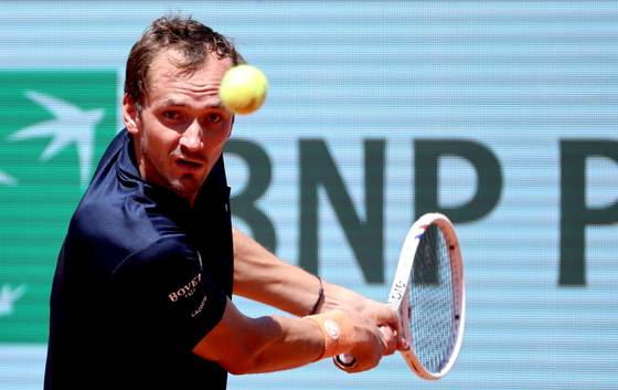Medvedev, eliminado por el 97 del mundo, mantiene su maleficio en París