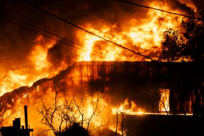 Una nube tóxica se cierne sobre Salónica tras un incendio forestal e industrial