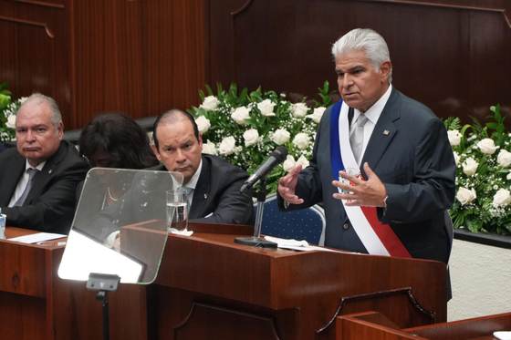 El presidente de Panamá dice que bajan las detenciones de barcos de su bandera en China
