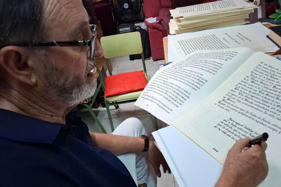 Un español dedica más de seis años a copiar todo el 'Quijote' con caligrafía gótica