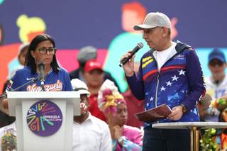 Gobierno venezolano dice que aumentará bonificaciones y no salarios para evitar inflación