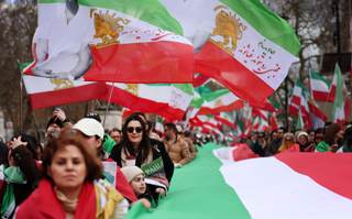 Iraníes pro Sha celebran en Londres los ataques y los llaman "intervención humanitaria"