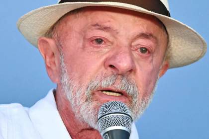 Lula, sobre la ida de Flávio a EE.UU.: "Quien sale escondido de su país, debe alguna cosa"