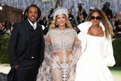 Celebridad, poder y arte se dan la mano en una creativa Met Gala sin tono crítico