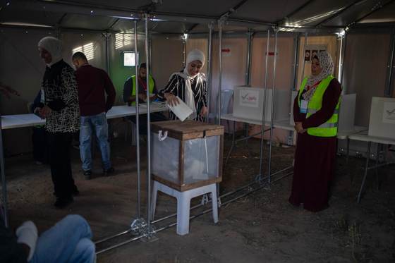 Un municipio de Gaza comienza a votar en elecciones locales en carpas con urnas de madera