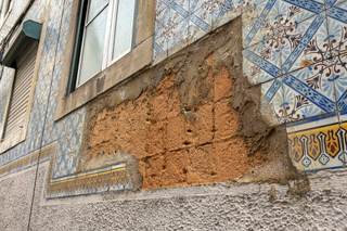 Los robos y la venta ilícita arrancan el patrimonio de Lisboa azulejo a azulejo