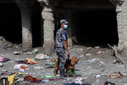 El "hombre de los túneles" busca vida bajo tierra 13 días después de la riada en Nepal