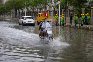 China eleva la respuesta por lluvias en el noreste ante el avance del tifón Bavi