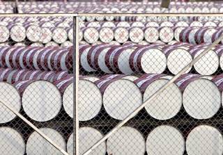 El brent sube un 2 % y roza los 85 dólares mientras se mantienen las tensiones EEUU-Irán