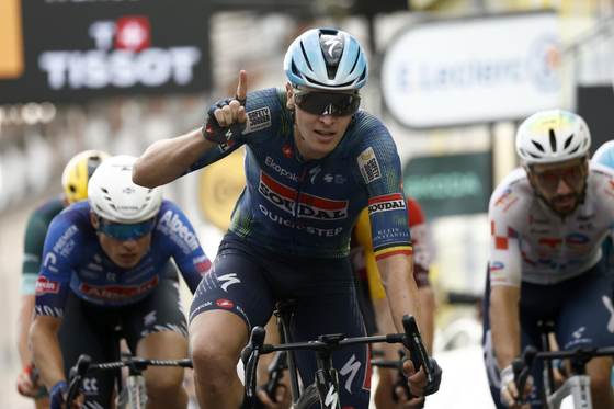 Merlier logra la foto del triplete en Chalon-sur-Saône, Pogacar sigue de amarillo