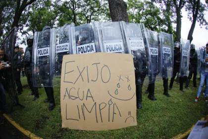 Protesta por agua contaminada en oeste de México deja nueve detenidos y decenas de heridos