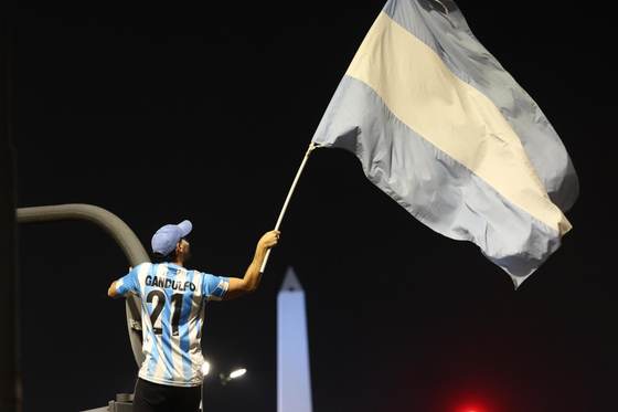 Marea albiceleste colma calles de Argentina tras vencer a Inglaterra y pasar a la final