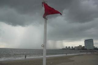 Vance se intensifica a huracán categoría 1 y provoca lluvias al sur de México