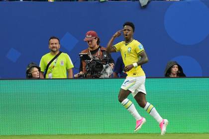 Vinícius, Rayan y Douglas Santos, los únicos titulares en el entrenamiento de Brasil