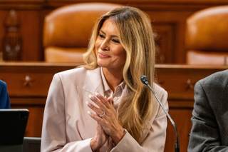 Melania Trump pide al Congreso impulsar normas que protejan a niños en hogares de acogida