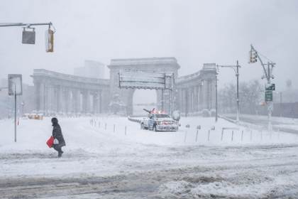 Potente tormenta paraliza el noreste de EE.UU. y deja a Nueva York bajo una nevada récord