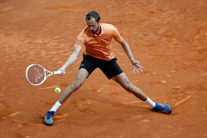 Medvedev vence con apuros de camino a tercera ronda