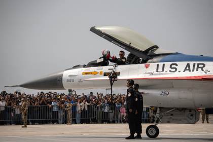 Cientos de peruanos visitan festival aéreo para ver demostración de aviones F-16 de EEUU