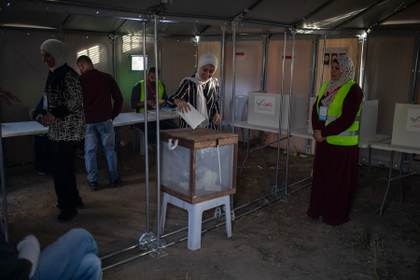 Un municipio de Gaza comienza a votar en elecciones locales en carpas con urnas de madera
