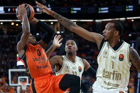 El Valencia busca, a la tercera, un triunfo sobre el Barça que le mantenga arriba