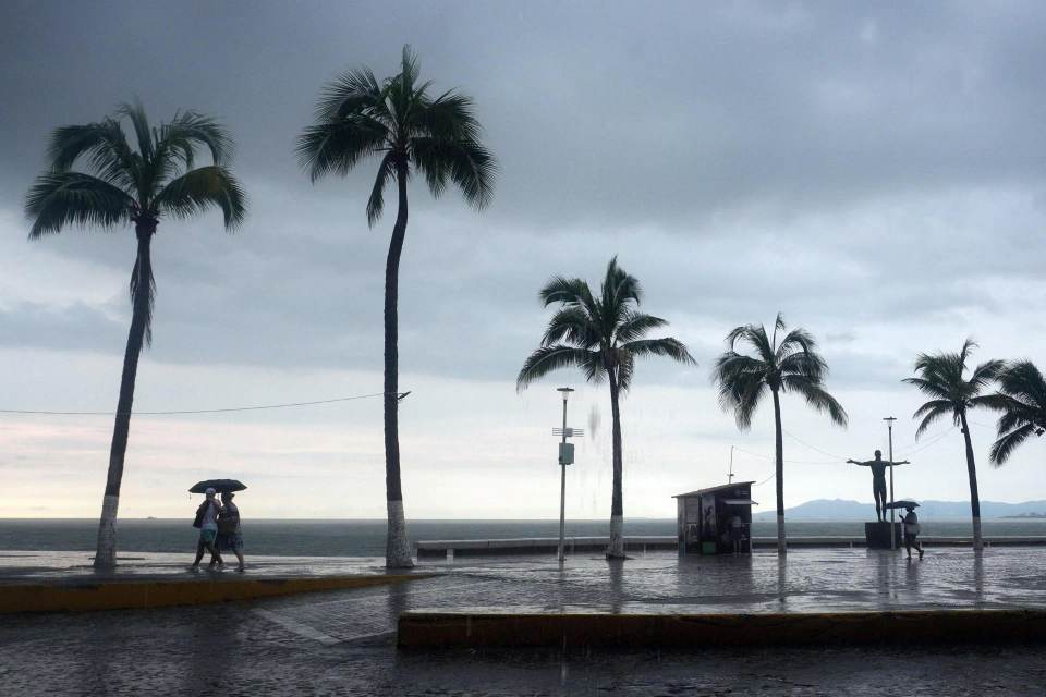 Nueva depresión tropical amenaza el sur de México mientras avanza huracán Polo al noroeste