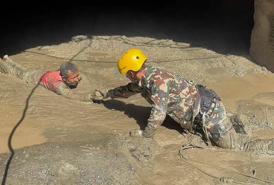 Riada en Nepal: Casi 700 muertos y labores de rescate contra el reloj