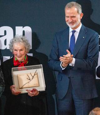 El rey de España agradece a Margaret Atwood que haya enseñado a leer "nuestro tiempo"
