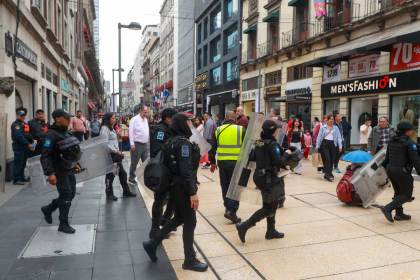 Desalojo de motos en centro histórico de Ciudad de México provoca agresiones y 7 detenidos