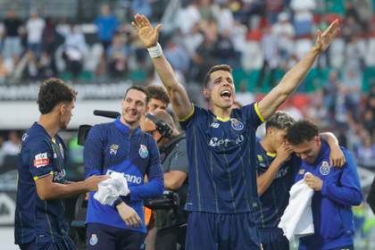 Un doblete del turco Gül ante el Estrela Amadora (1-2) acerca al Oporto al título