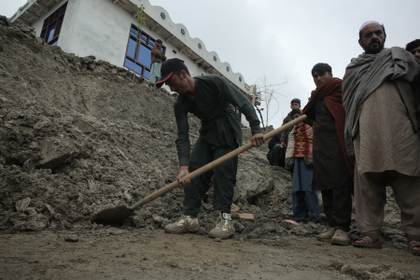 Casi 100 muertos y miles de desplazados en una semana de desastres naturales en Afganistán