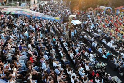 Trasnochados y sin equipos: cómo se sigue el inalcanzable Mundial en el Sudeste Asiático
