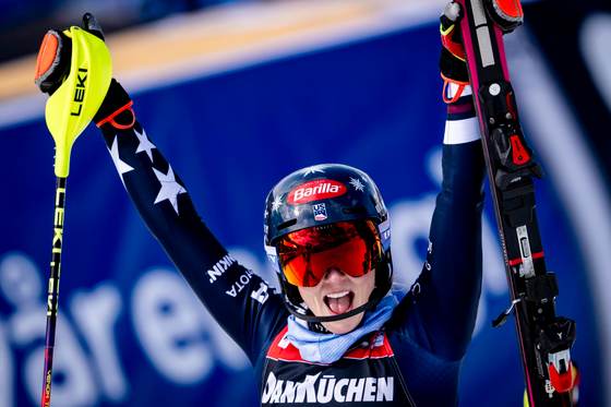 Shiffrin se impone en el eslalon pero Aicher demora su conquista del gran Globo de Cristal