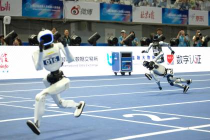 Los robots de los Juegos de Pekín corren más, saltan más... y tienen que aprender a frenar
