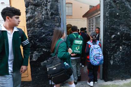 Entre la distracción y la seguridad, México debate uso de celulares en el regreso a clases