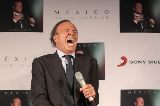 Julio Iglesias demanda a un diario español por "montaje" sobre sus abusos sexuales