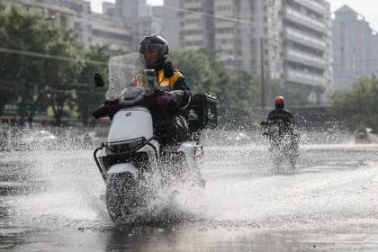 Restos del tifón Dolphin siguen azotando con lluvias intensas el centro y norte de China