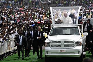 El papa dice que hay "pan para todos" si no se "acapara", en misa multitudinaria en Duala