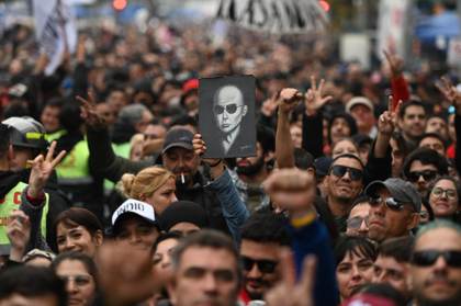 Multitud despide al 'Indio' Solari en Argentina, en ceremonia que podría durar varios días