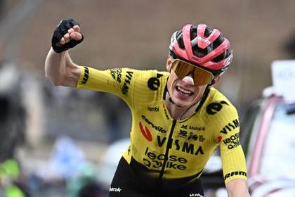 Vingegaard derriba el fortín del Blockhaus y Eulalio se agarra a la maglia rosa