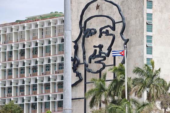 China pide a EE.UU. levantar el bloqueo a Cuba y dice que "muchos países" lo reclaman