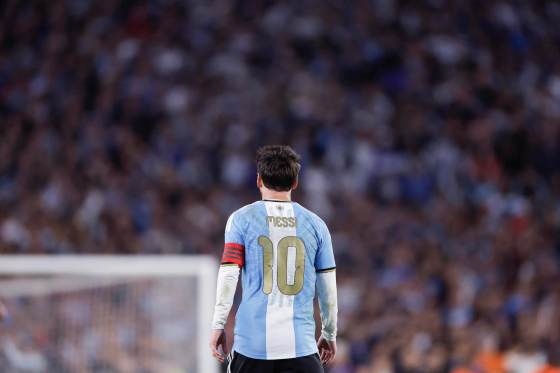 Messi se despide de la Albiceleste con 126 goles, el último de penalti, y muchas emociones