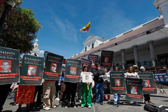 Familias de desaparecidos en el conflicto armado en Ecuador exigen información de los operativos
