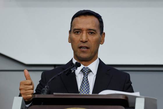 Un audio atribuido a guerrilleros invitando a votar por Cepeda agita la campaña colombiana