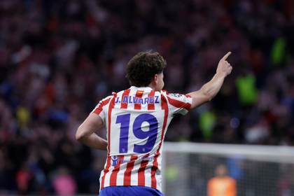 Julián Alvarez, Giuliano, Sorloth y Giménez, en la convocatoria para Londres