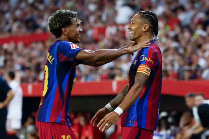 1-3. Un triplete de Raphinha, con dos asistencias de Lamine, arrasa al Sevilla