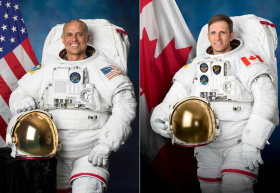 Dos astronautas inician una caminata espacial para instalar un panel solar en la EEI