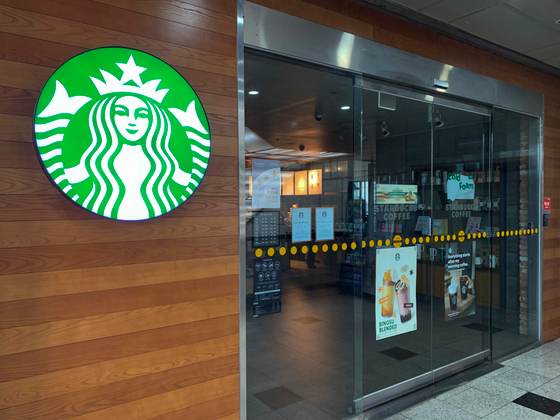 La plantilla de Starbucks en Corea del Sur recibe clases de historia tras polémica campaña
