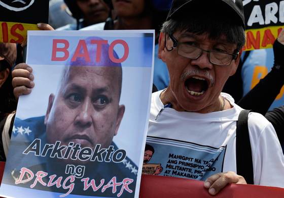 El exjefe de Policía filipino requerido por La Haya sale del Senado tras días atrincherado