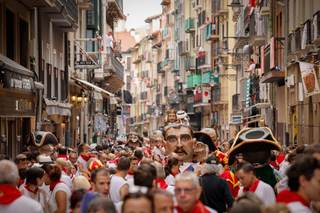 Pamplona rezuma calor, gentío y fiesta en su fin de semana de los Sanfermines 2026